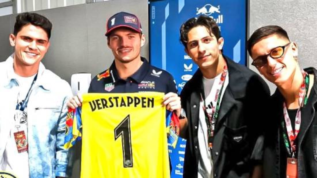 Max Verstappen presumió la playera que le regalaron los jugadores del América. Foto: Club América