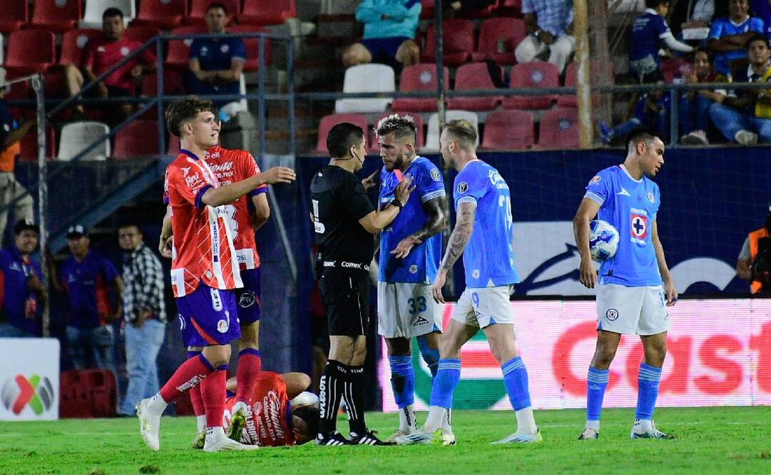 Cruz Azul perdió ante el Atlético de San Luis y se quedó sin un defensa por la expulsión de Gonzalo Piovi. Foto: Imago7