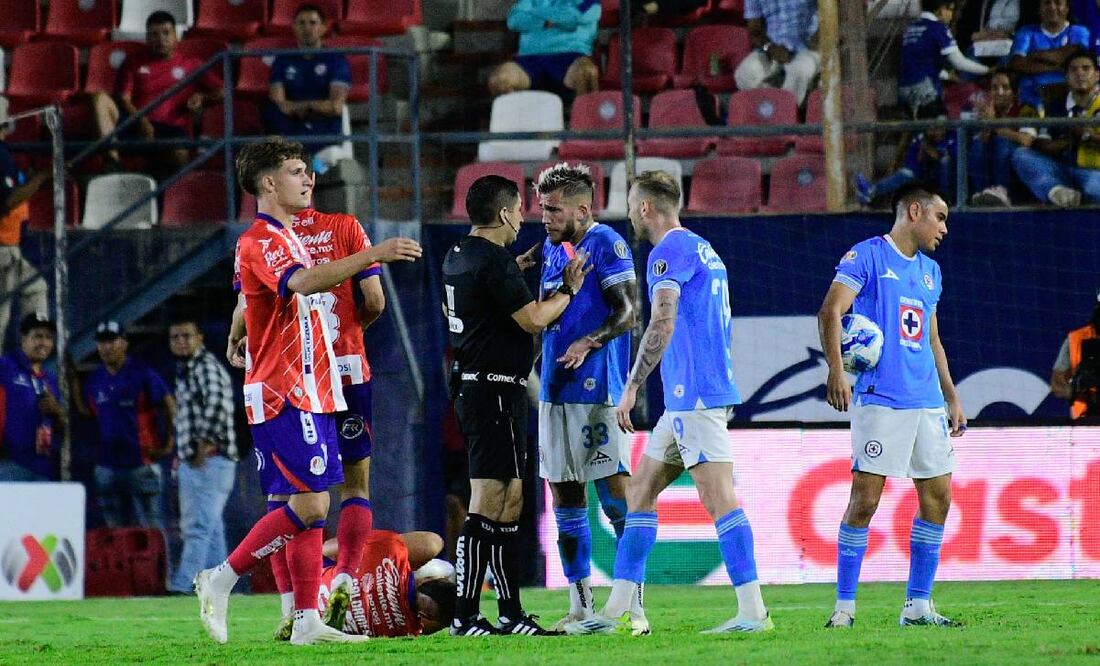 Cruz Azul perdió ante el Atlético de San Luis y se quedó sin un defensa por la expulsión de Gonzalo Piovi. Foto: Imago7