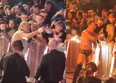 Aficionada famosa acosó a CM Punk y Cody Rhodes durante una función de WWE en Escocia