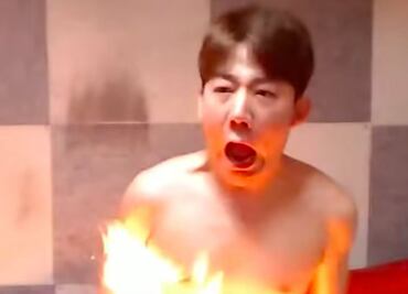 Influencer prende fuego a su parte íntima tras perder un reto