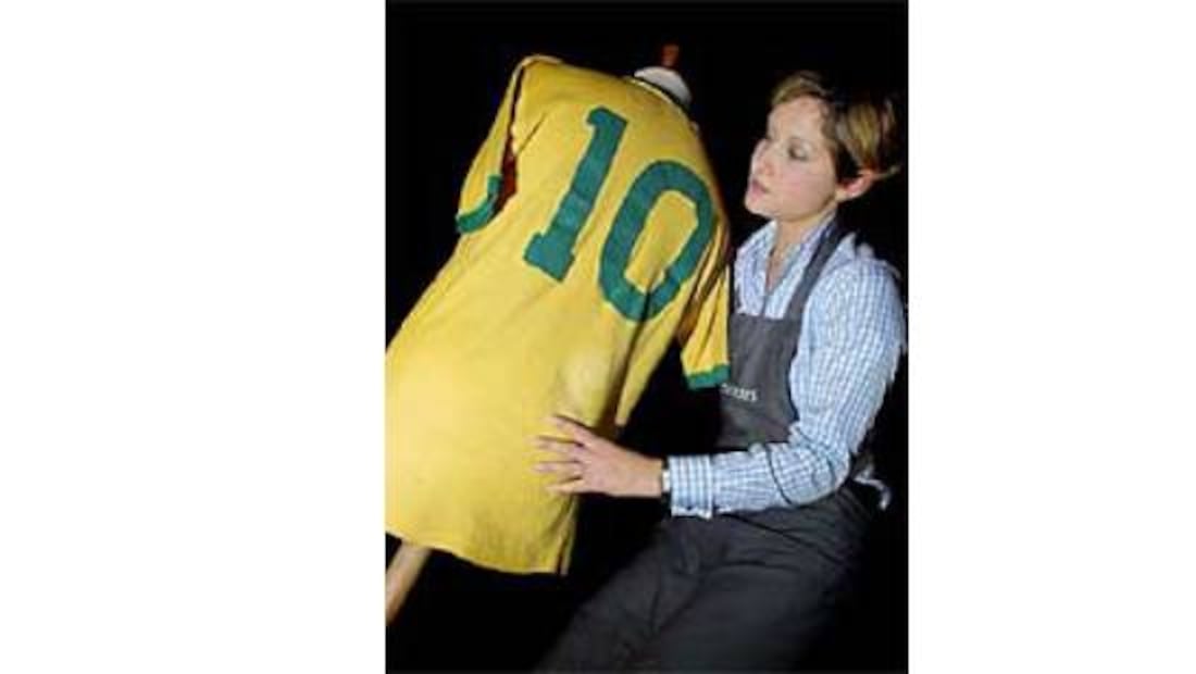 La supuesta playera de Pelé que era propiedad del italiano Roberto Rosato fue subastada. Foto: Especial