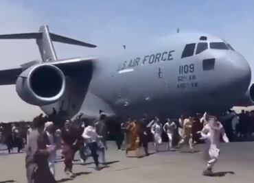 Hallan restos humanos en avión de EU que partió de Kabul con afganos