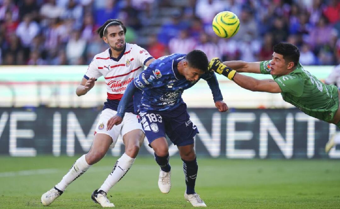 Ricardo Marín provocó el error entre Jorge Berlanga y Agustín Moreno en el autogol de Pachuca que dio el triunfo a Chivas. Foto: Imago7