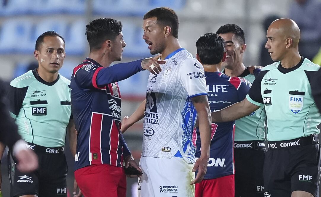 Víctor 'Pocho' Guzmán y Gustavo Cabral en un Pachuca vs Chivas / FOTO: Imago7
