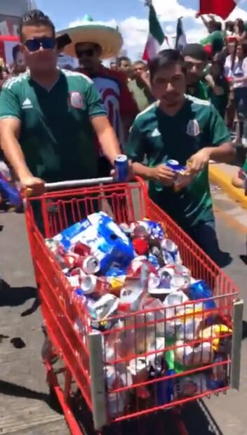 ¡Sí se puede! Aficionados limpian las calles tras los festejos por el triunfo de México