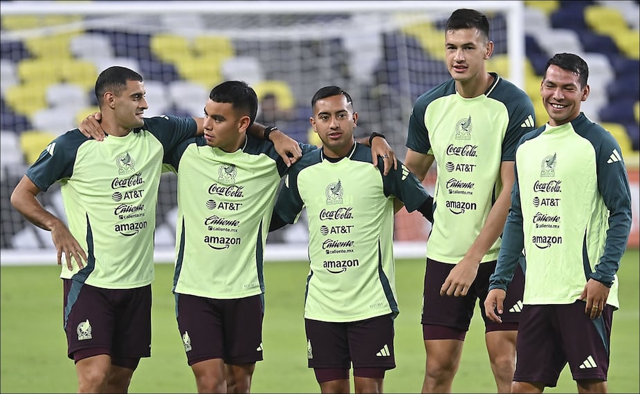 Jugadores de la Selección Mexicana se abrazan durante un entrenamiento. FOTO: Imago7