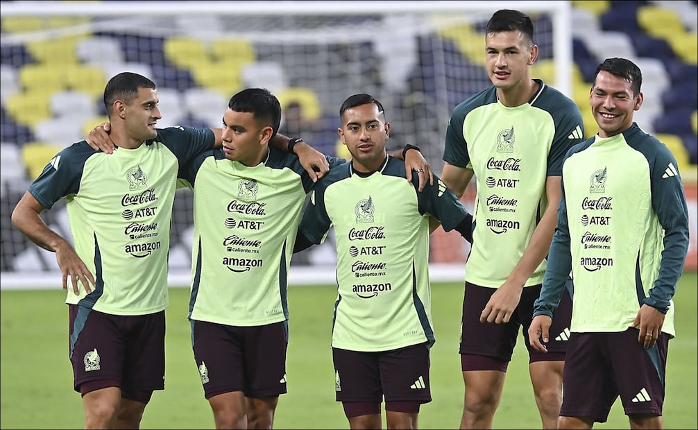 Jugadores de la Selección Mexicana se abrazan durante un entrenamiento. FOTO: Imago7