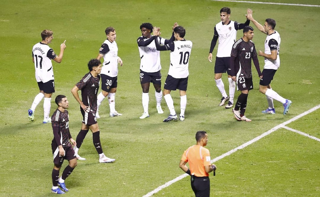 Los jugadores del Valencia festejan el empate, mientras los mexicanos se lamentan. Foto: Imago7