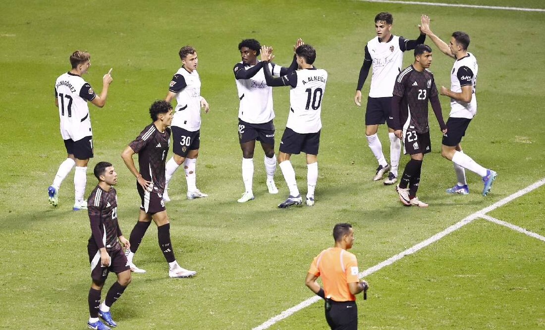 Los jugadores del Valencia festejan el empate, mientras los mexicanos se lamentan. Foto: Imago7