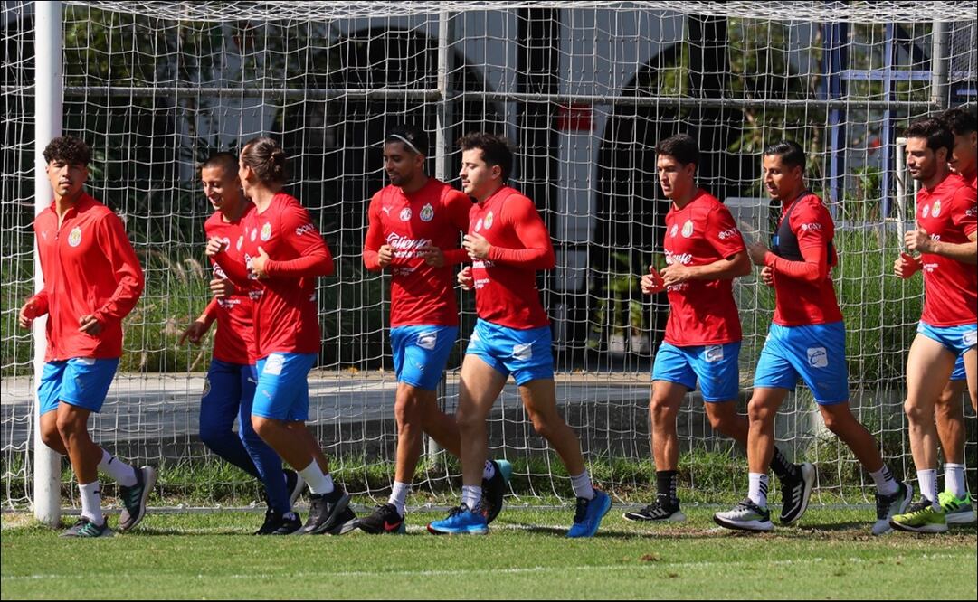 Jugadores de las Chivas trotan durante un entrenamiento en Verde Valle. FOTO: @Chivas