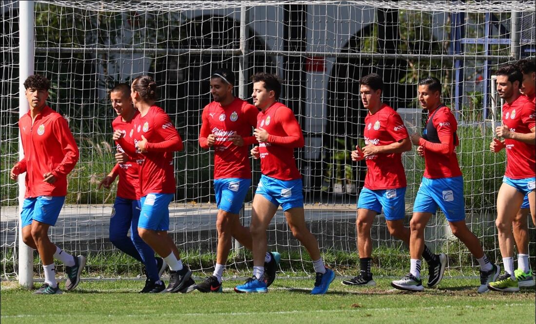 Jugadores de las Chivas trotan durante un entrenamiento en Verde Valle. FOTO: @Chivas