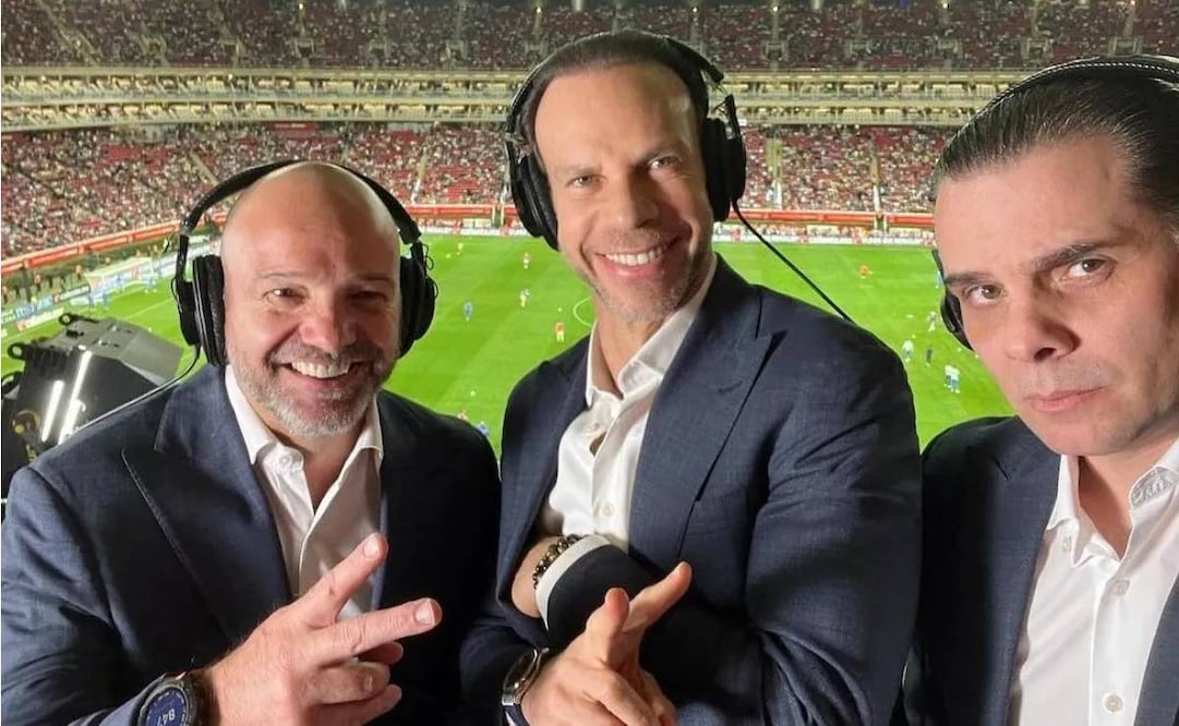 Zague consolidó su carrera de comentarista deportivo en TV Azteca junto a Christian Martinoli y Luis García. Foto: Especial
