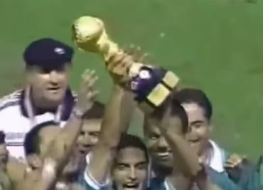 Manuel Lapuente logró hacer historia con México al ganar la Copa Confederaciones