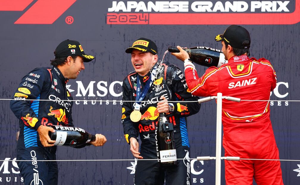 Checo Pérez, Max Verstappen y Carlos Sainz en el podio del GP de Japón / FOTO: Twitter @redbullracing