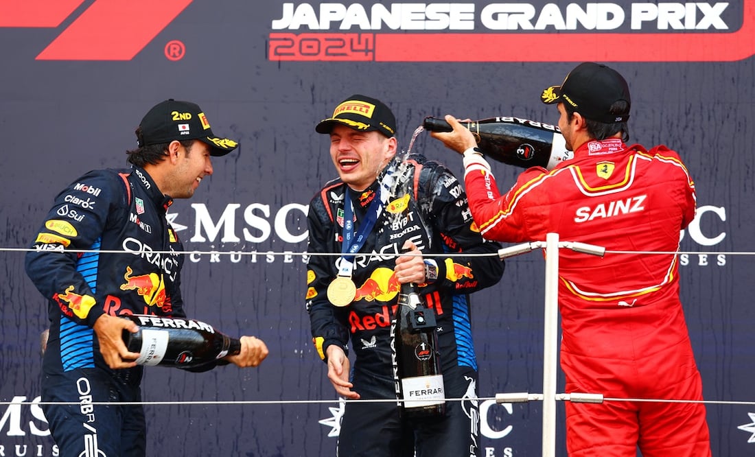 Checo Pérez, Max Verstappen y Carlos Sainz en el podio del GP de Japón / FOTO: Twitter @redbullracing