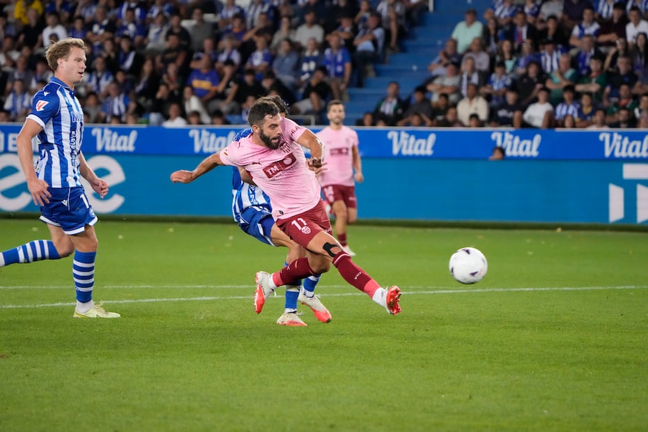VITORIA, 15/09/2026.- El delantero del Valencia Luis Rioja dispara a puerta para marcar su gol durante el partido de la sexta jornada de LaLiga entre el Deportivo Alavés y el Valencia CF, este martes en el estadio de Mendizorrotza en Vitoria-Gasteiz. EFE