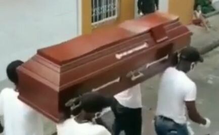 Colombianos imitan “baile del ataúd” para crear conciencia sobre Covid-19