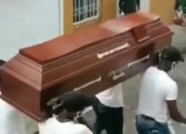 Colombianos imitan “baile del ataúd” para crear conciencia sobre Covid-19