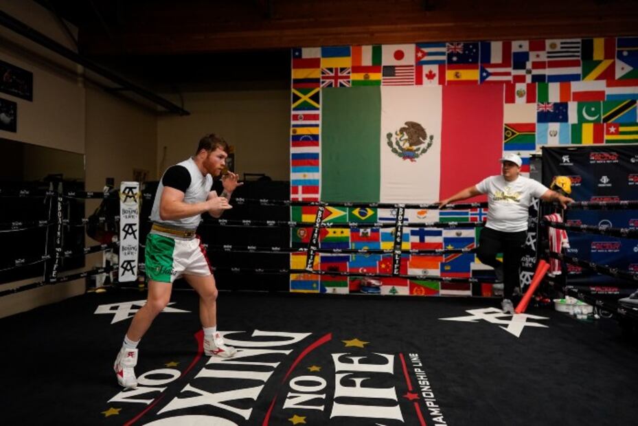 Saúl “Canelo” Álvarez entrena con shorts de cristales de Swarovski 