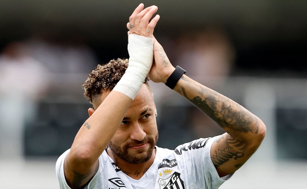 Neymar en festejo de gol, durante un partido entre Santos y Cruzeiro en el Estadio Urbano Caldeira de Brasil - Foto: AFP
