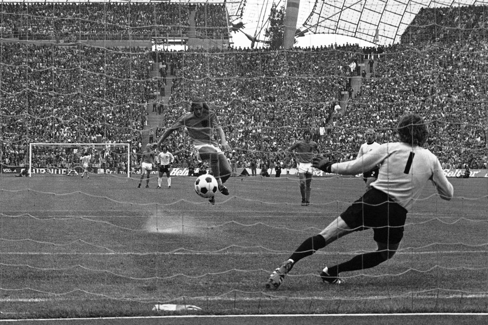 Johan Neeskens anotó un penalti para darle la ventaja 1-0 a su selección en la Final de 1974, ante Alemania Occidental. FOTO: AP