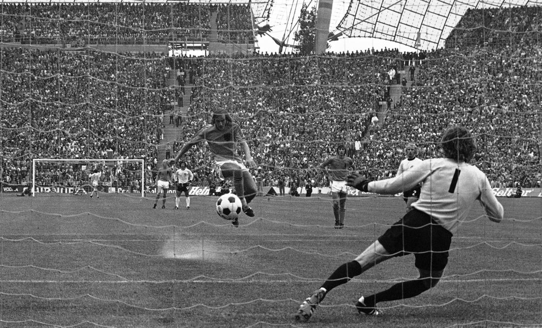 Johan Neeskens anotó un penalti para darle la ventaja 1-0 a su selección en la Final de 1974, ante Alemania Occidental. FOTO: AP