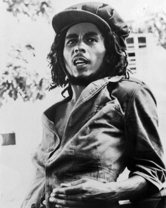 El 3 de diciembre de 1976, siete pistoleros entraron a la casa de Bob Marley, en Jamaica. El cantante estaba en la cocina con sus músicos, The Wailers. De las 87 balas disparadas, una dio en el pecho de Marley. Nunca se supieron las motivos de aquella agresión. (Foto: AP)