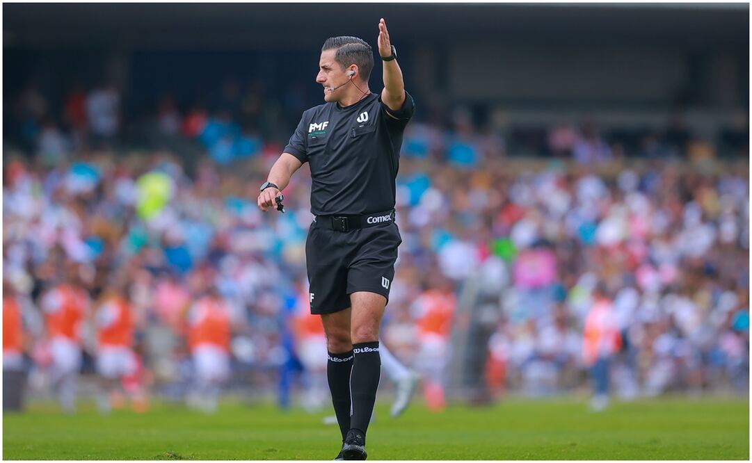 Árbitro central, Mario Terrazas, en el Pumas vs Bravos / FOTO: Imago7