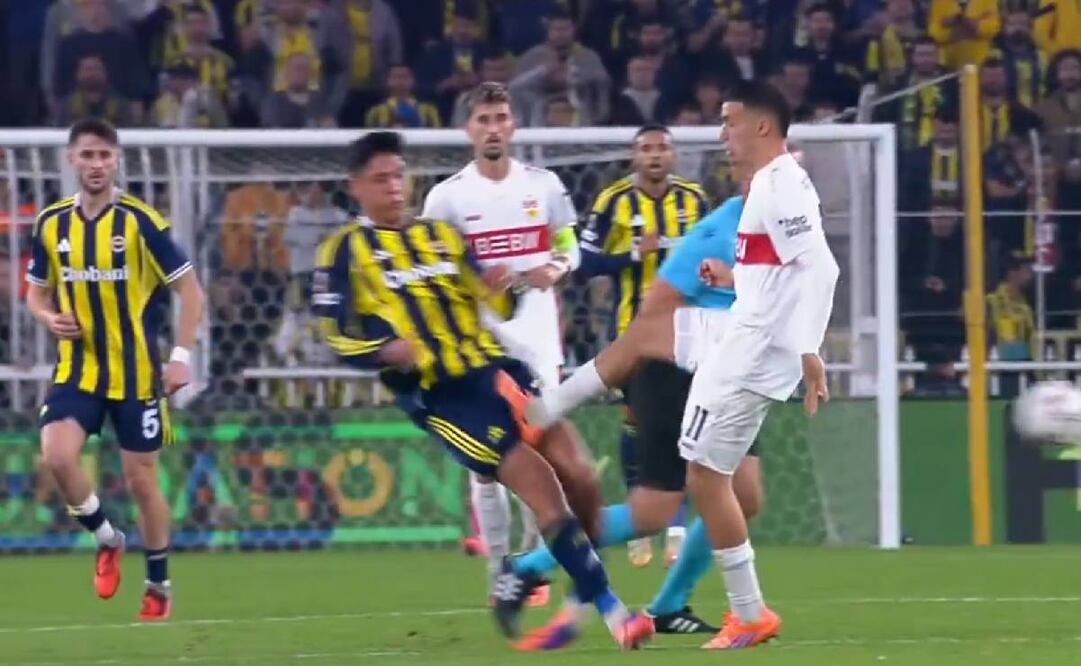 Edson Álvarez casi sufre una aparatosa lesión en un partido de la Europa League. Foto: Especial