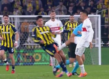 Edson Álvarez casi sufre grave lesión después de una brutal entrada en Europa League