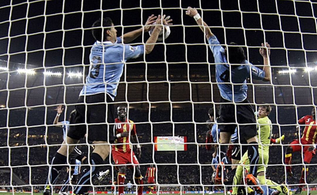 El gol estaba cantado para Ghana, pero la mano de Luis Suárez evitó que el balón entrara a la portería en Sudáfrica 2010. Foto: Especial