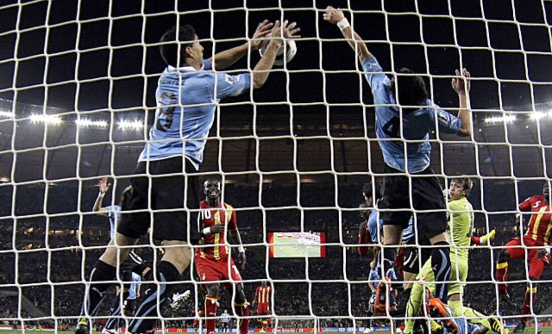 El gol estaba cantado para Ghana, pero la mano de Luis Suárez evitó que el balón entrara a la portería en Sudáfrica 2010. Foto: Especial
