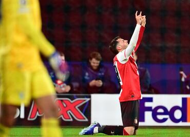 Santiago Giménez anota doblete durante su primer partido en la Champions League