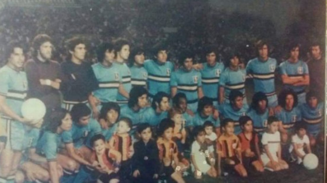 Pelé posa al centro con el equipo Jalisco previo a un partido del cuadrangular disputado en 1975 entre Chivas, Atlas, UdeG y los Gallos. FOTO: Especial