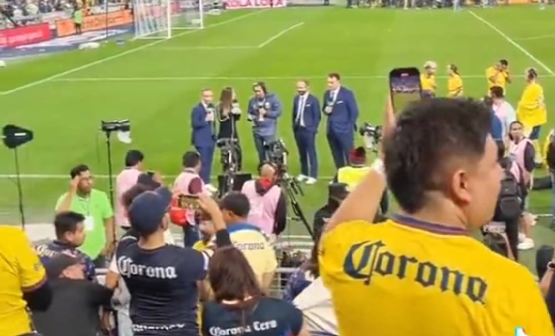 La afición del América dedicó un cántico a David Faitelson tras ganar el Tricampeonato. Foto: Especial