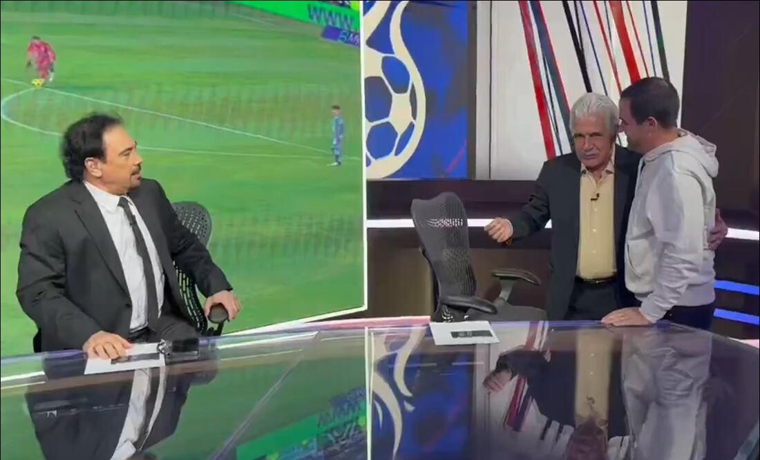 Hugo Sánchez escucha cómo 'Tuca' Ferretti se burla de él frente a André Jardine. FOTO: Captura