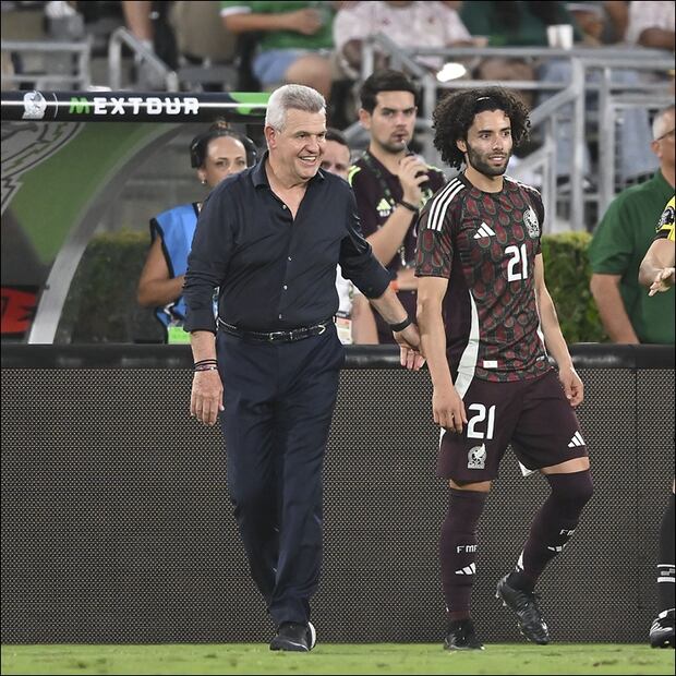 Javier Aguirre sonríe durante el partido de la Selección Mexicana vs Nueva Zelanda. FOTO: Imago7
