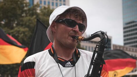 Conoce la increíble historia del saxofonista alemán que causa furor en la Eurocopa