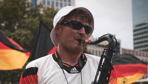 Conoce la increíble historia del saxofonista alemán que causa furor en la Eurocopa