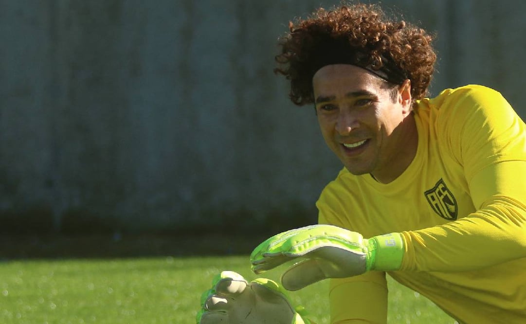 Guillermo Ochoa se quedó en la banca del AVS durante un partido de la Copa de Portugal. Foto: Especial
