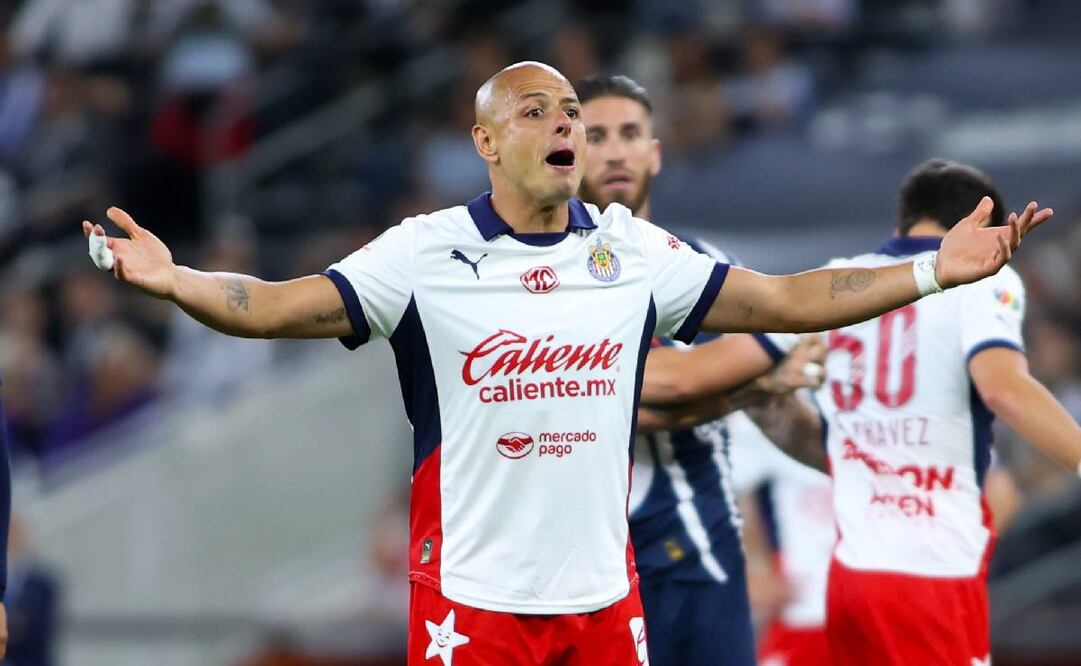 Chicharito Hernández se lamenta luego de que Rayados anotara un gol a Chivas. Foto: Imago7