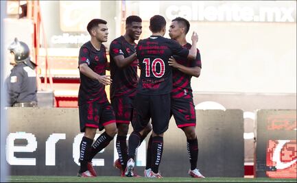 Los Xolos brillan en su juego adelantado de la Jornada 8 tras remontar y golear a Santos Laguna
