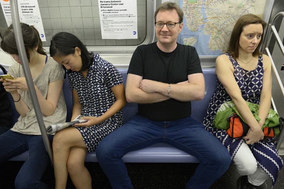 Campaña para combatir el “manspreading” en el transporte público