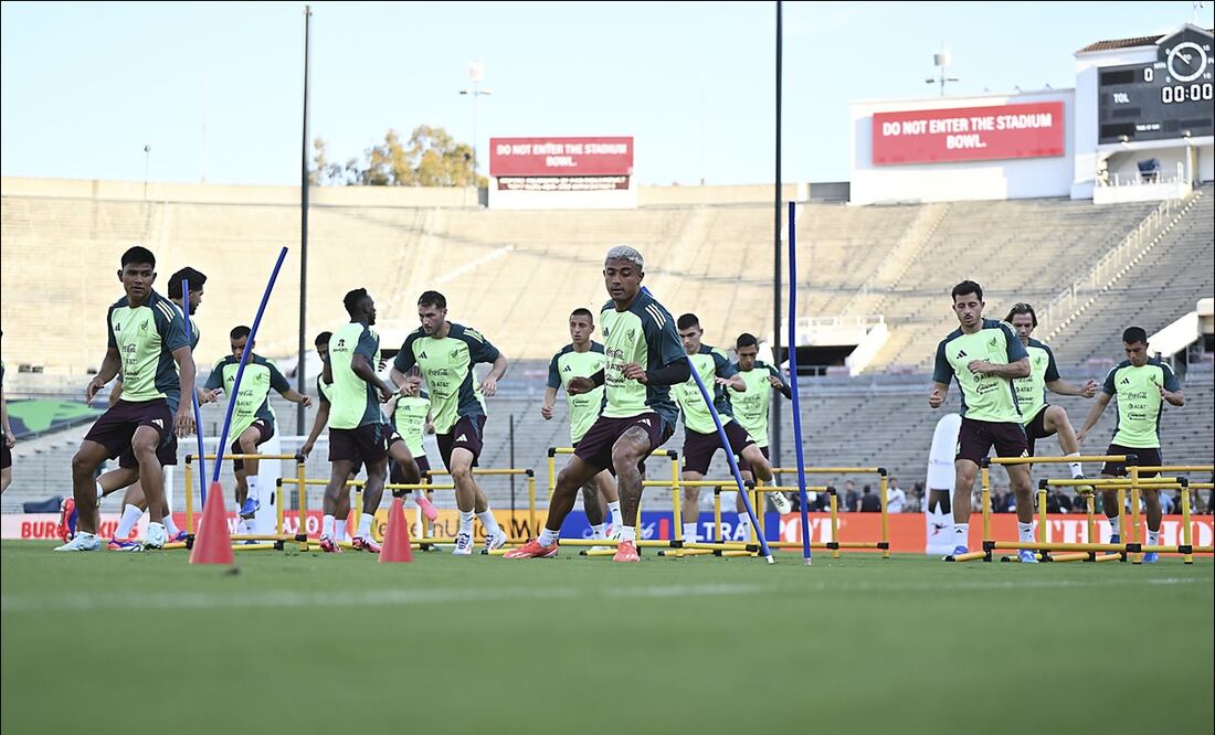 Jugadores de la Selección Mexicana entrenan en el Rose Bowl de Pasadena. FOTO: Imago7