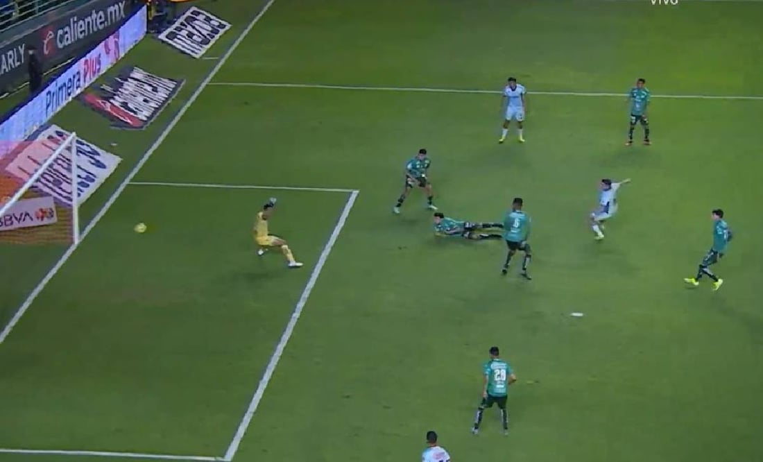 Rodrigo Huecas anotó de esta manera el segundo gol de Cruz Azul ante el León. Foto: Especial