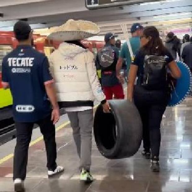 Otro grupo de aficionados carga una de las llantas usadas durante el evento del Gran Premio de México en el Autódromo Hermanos Rodríguez. FOTO: @marca_mexico
