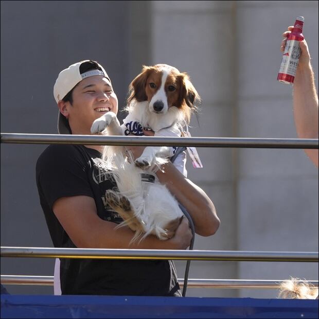 Shohei Ohtani llevó a su perro a los festejos de los Dodgers. FOTO: AP