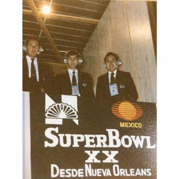 El Super Bowl XX de 1986 fue el primero que narraron los 'Tres amigos' en Televisa. Foto: Especial