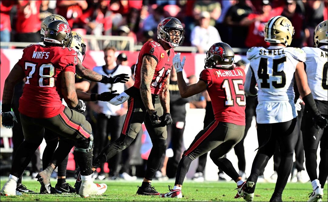 Mike Evans (13) de los Tampa Bay Buccaneers celebra tras superar las mil yardas por recepción en la temporada durante el juego contra los New Orleans Saints. FOTO: AFP
